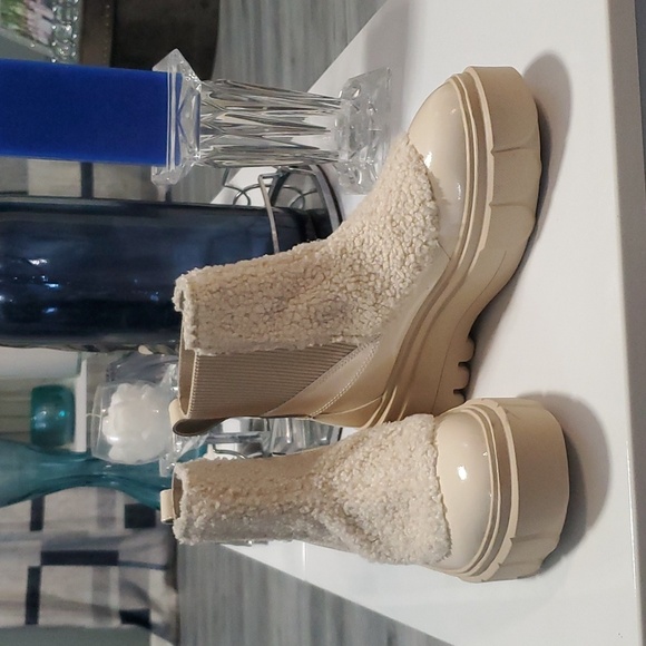 Sorel Shoes - NWOT SOREL BOOTIES